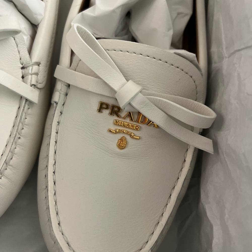 PRADA WHITE LEATHER BOW LOAFERS - Picture 4 of 10
